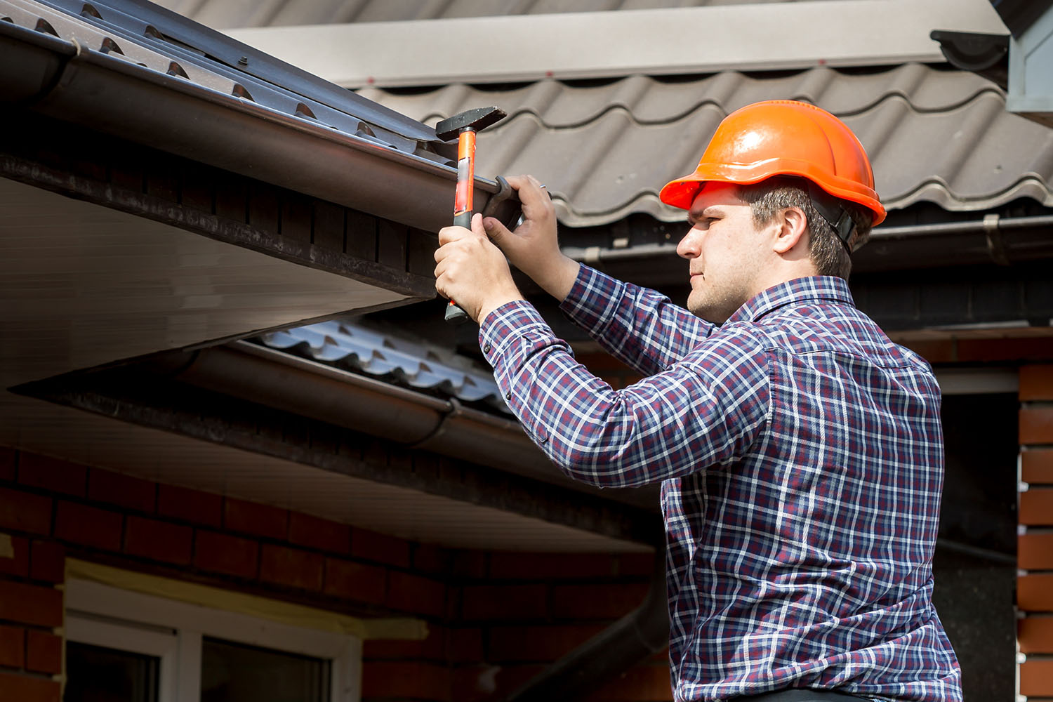 Roofing man. Кровельные работы. Монтаж крыши. Монтаж кровли. Монтаж черепицы.